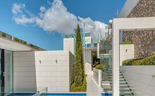 EXCLUSIVO CHALET EN PRIMERA LINEA DEL MAR